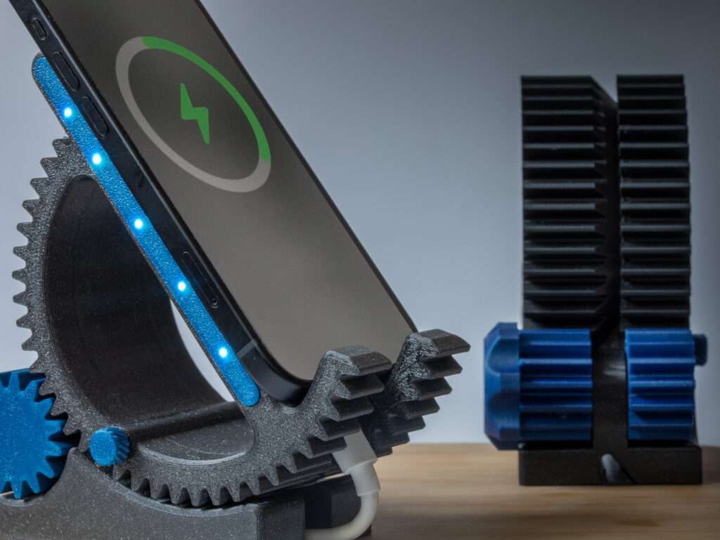 Výhody PLA Model stojanu na mobil s bezdrátovou nabíječkou vyroben pomocí 3D tisku z PLA filamentu.